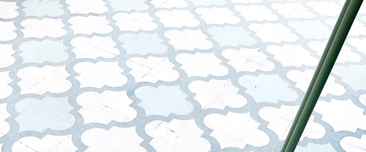 Hoe ontwerpen mensen patronen en materialen voor tegels