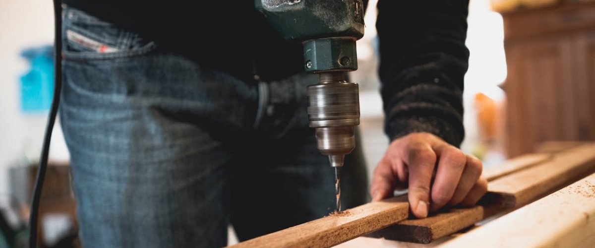 Plexiglas schilderijen ophangen en verwerken bij klusprojecten